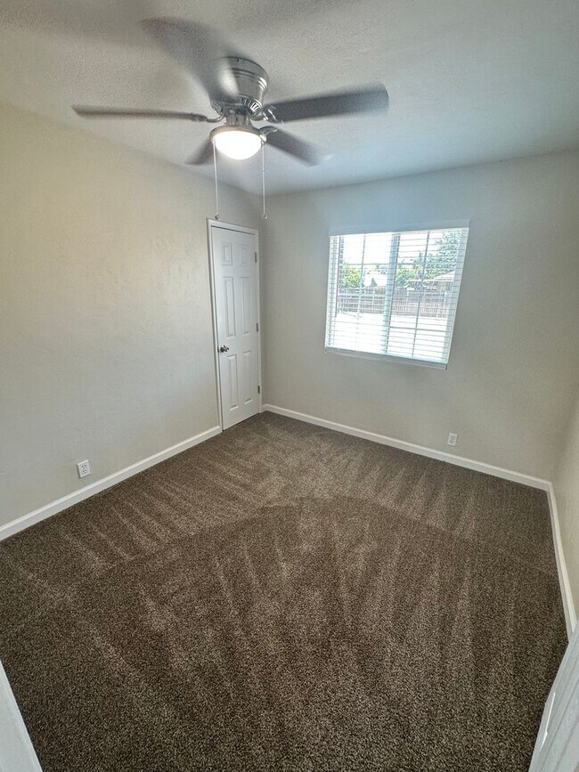 Building Photo - 2713 Karen Pl