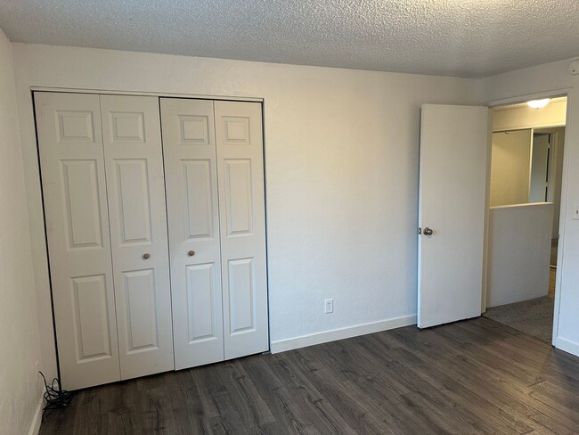 Building Photo - Large 3 bedroom 1 1/2 bathroom duplex with...