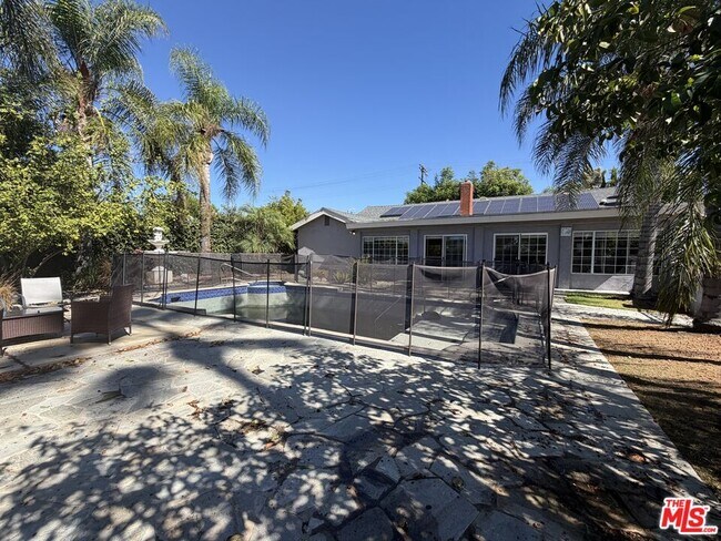 Building Photo - 10609 Reseda Blvd