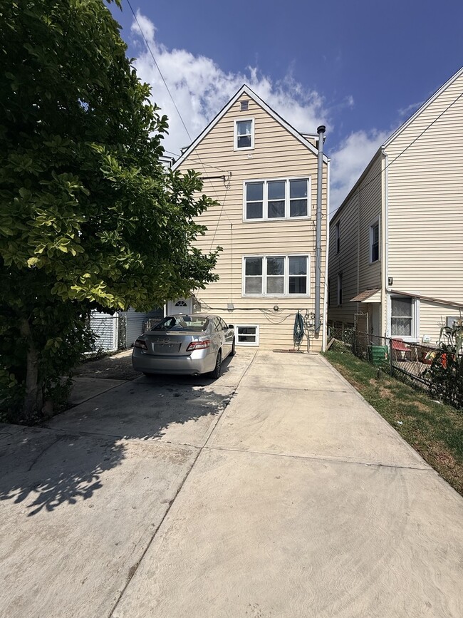 Building Photo - 2943 N Allen Ave