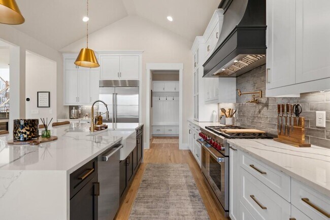 Building Photo - 568 Versailles Dr