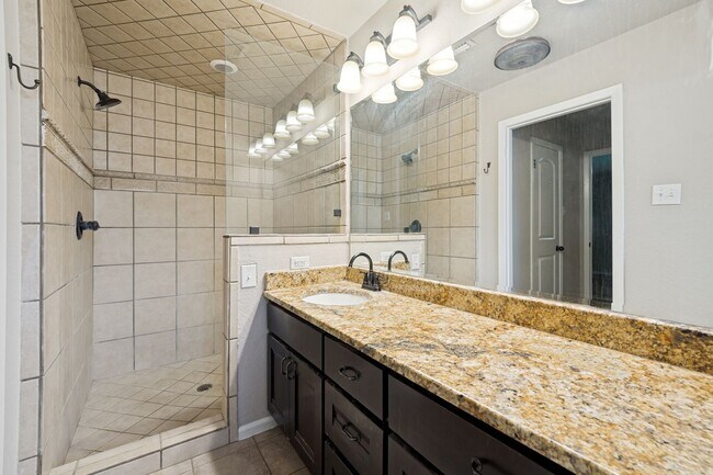 Building Photo - BEAUTIFUL 3-BEDROOM, SINGLE STORY HOME IN HIDDEN FOREST
