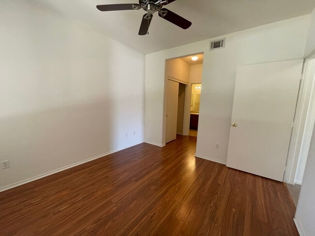 Building Photo - First Floor Condo Unit in Gated Community!