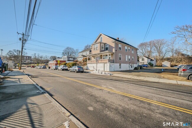 Building Photo - 113 Pequot Ave