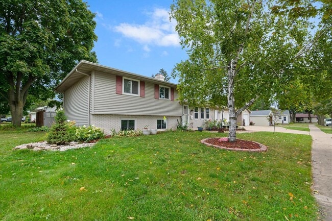 Building Photo - 1110 Lourdes Ave