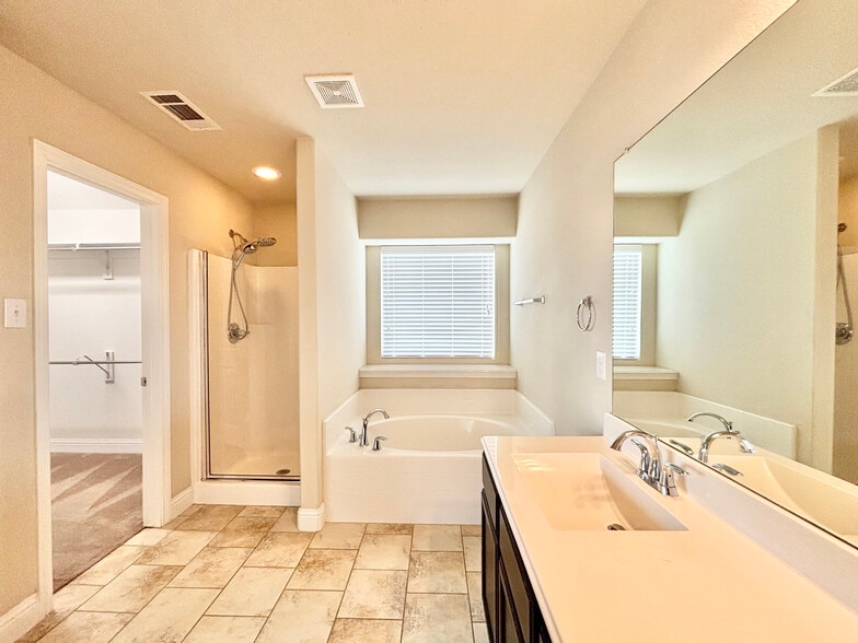 Building Photo - 3010 Sweetwater Trl