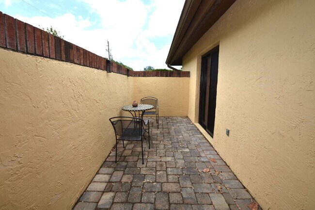 Building Photo - Absolutely adorable 3 bedrooms 2 bath Cana...