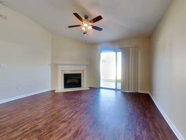 Building Photo - Spacious 4/2 with Fenced Yard