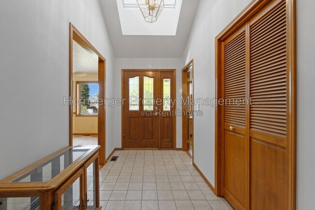 Building Photo - 9811 N Comanche Dr