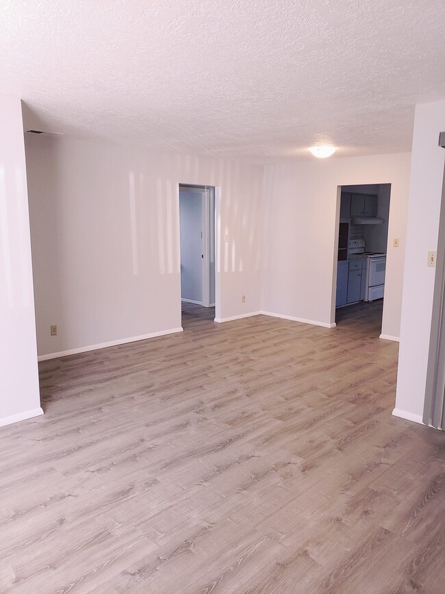Building Photo - COMING SOON! Renovated - 2 Bedroom 1 Bath ...