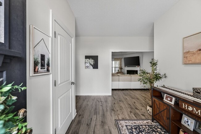 Building Photo - Spacious Stateside Home with Bonus Room & Screened-In Porch