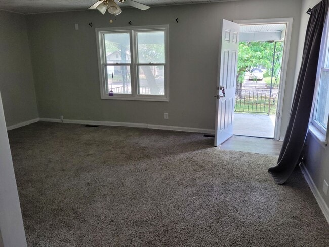 Building Photo - 3 Bed 2 Bath Bungalow walking distance to river