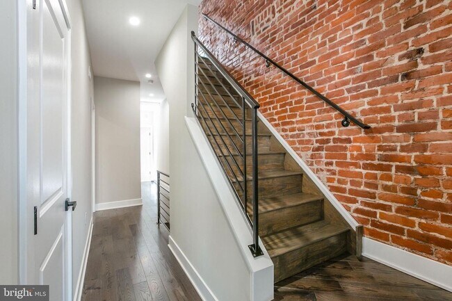Building Photo - Gorgeously renovated classic row home with Off-Street Parking