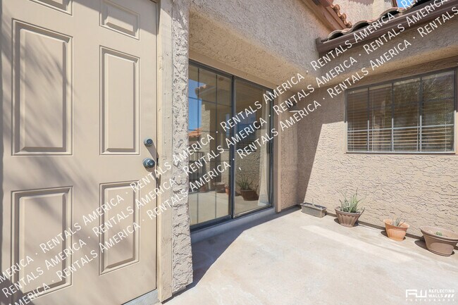 Building Photo - 925 N College Ave