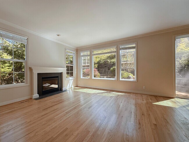 Building Photo - 1575 NE Iris St