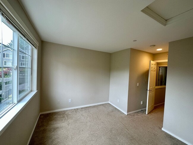 Building Photo - 2Bd/2.5Ba Issaquah Townhouse