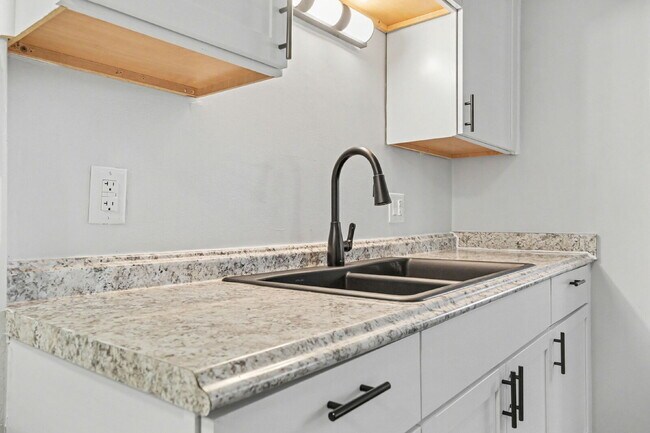 Building Photo - Updated 1 Bedroom Rental Close To Downtown $850/month