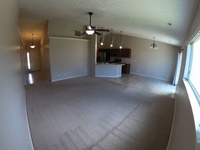 Building Photo - Large 3 Bedroom Home