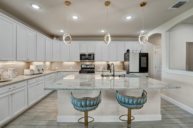 Building Photo - 17012 Pleasanton Cove