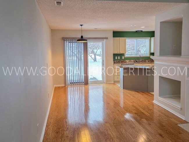 Building Photo - 2 Bedroom Townhome in Gated Community in West Des Moines!!!