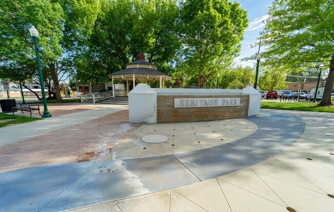Building Photo - 2592 E Blackstone Dr
