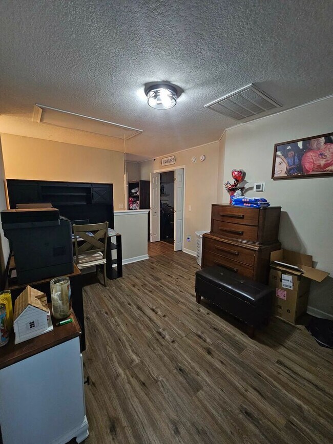Building Photo - Nicely Updated 5 Bedroom Home!