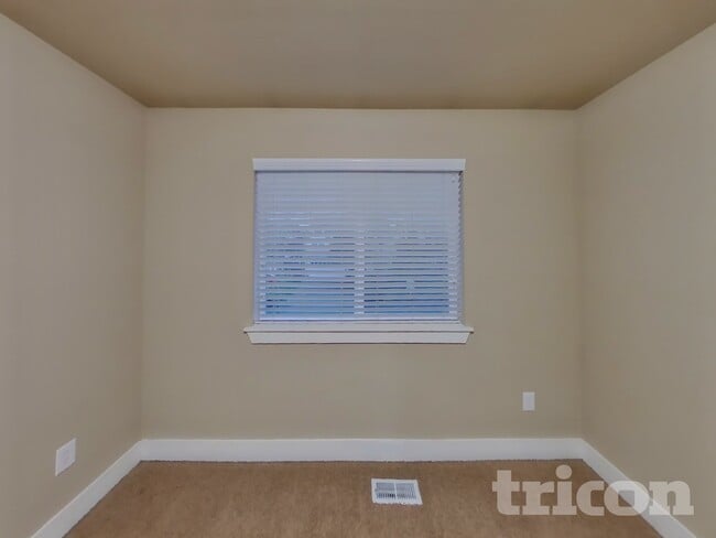 Building Photo - 4422 Logan Dr NE