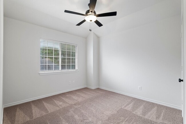 Building Photo - 5910 Spring Hill Dr