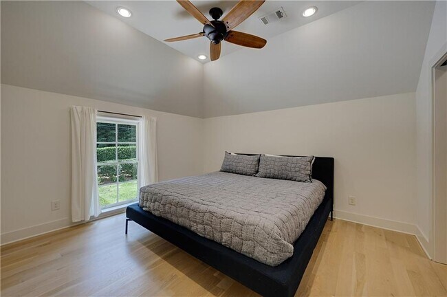 Building Photo - 3570 Knollwood Dr NW