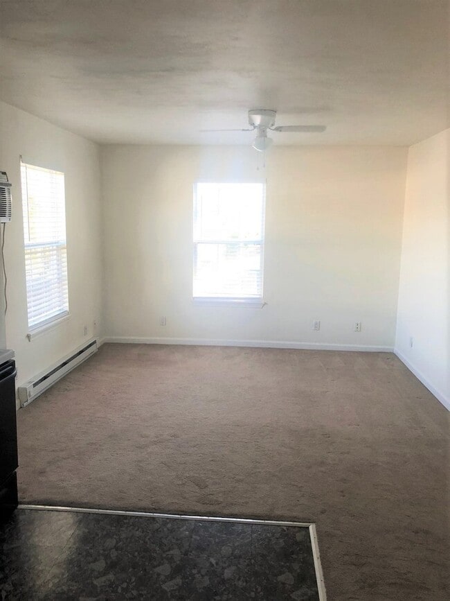 Building Photo - NICE 1 BEDROOM, 1.5 BATH CARRIAGE HOUSE IN BAYVIEW ESTATES!!