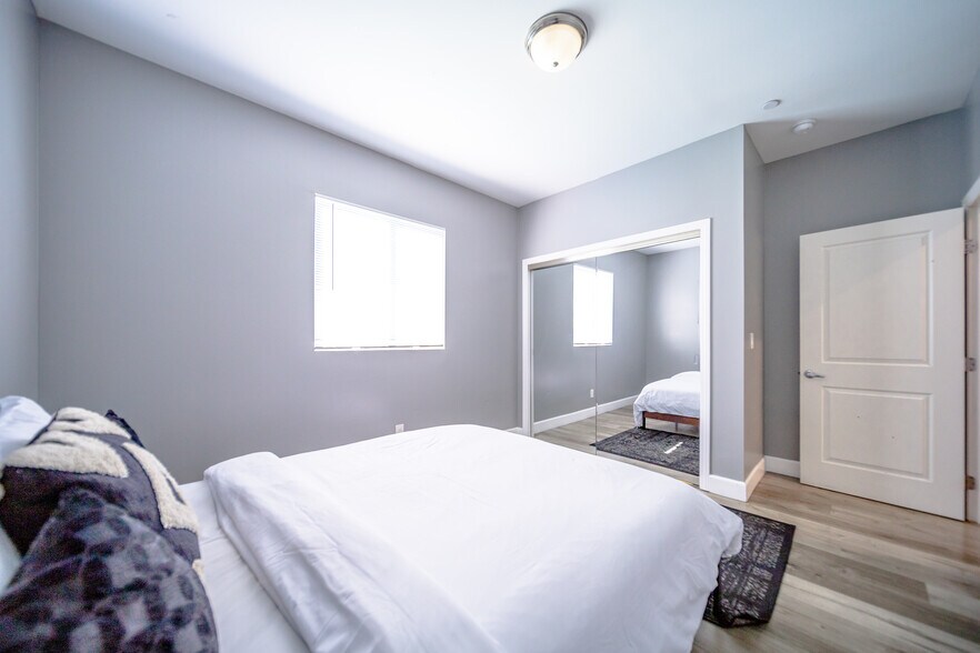 Building Photo - 3415 Edgehill Dr