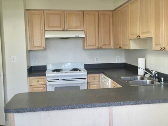 Building Photo - Sun-filled 2 Bed 2 Bath Condo With Sunroom...