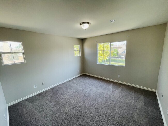 Building Photo - Condo