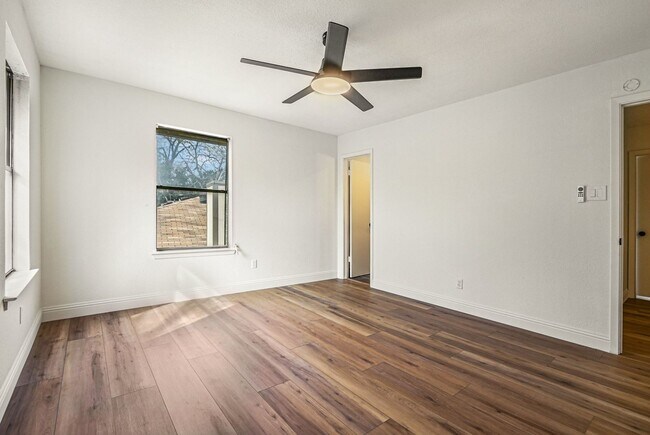 Building Photo - Beautifully updated 2-2.5-2 in Mistletoe Heights, Fort Worth!