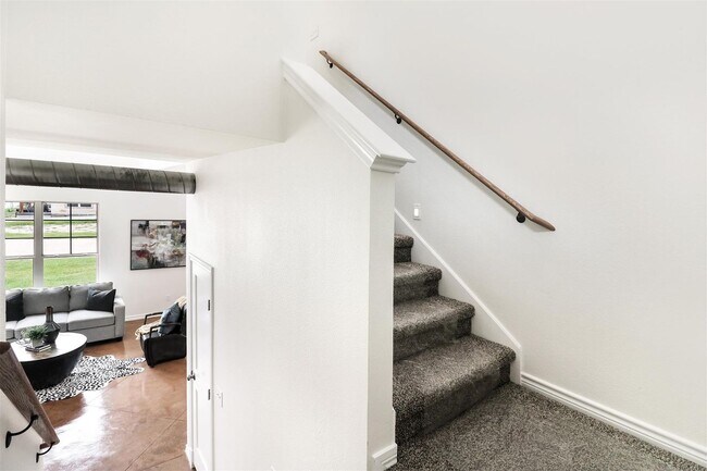 Building Photo - Charming 3-Bedroom Townhome near Lake Tawakoni!