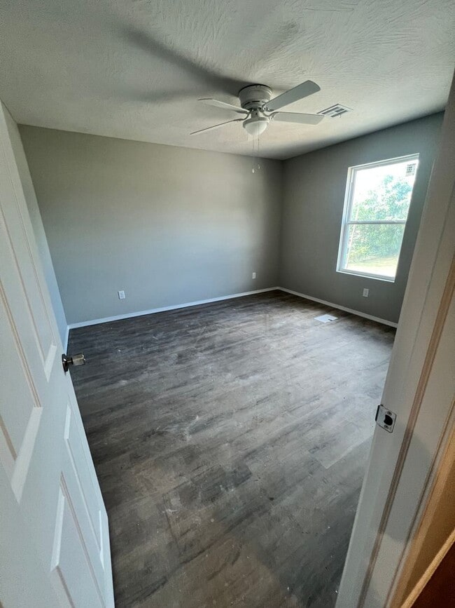 Building Photo - 690 E Garfield St