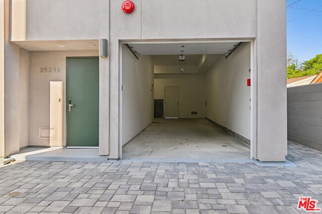 Building Photo - 2523 S Orange Dr