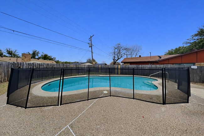 Building Photo - Charming 3-Bed, 2-Bath Home with Pool in Grand Prairie