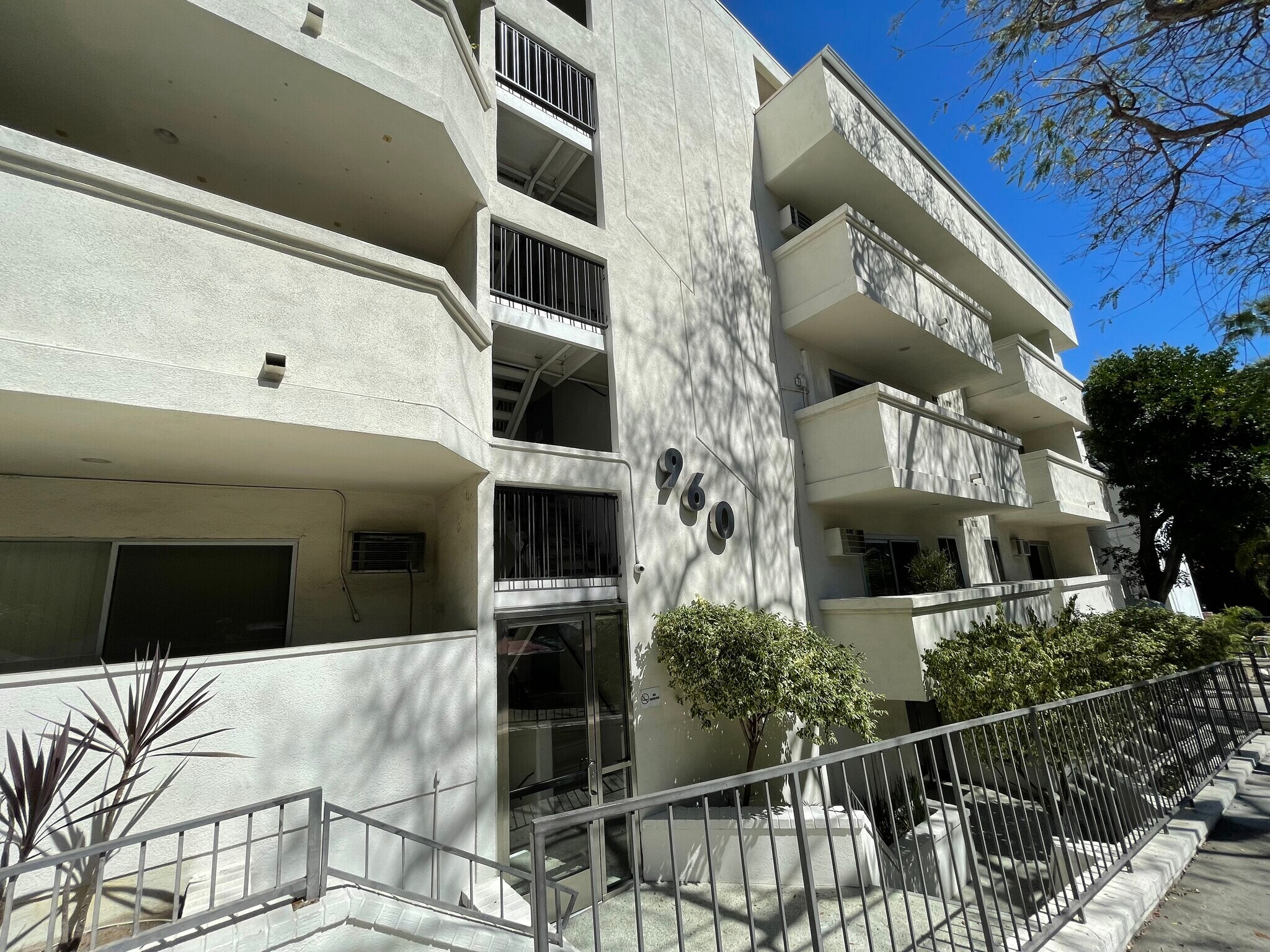 Building Photo - 960 Larrabee St