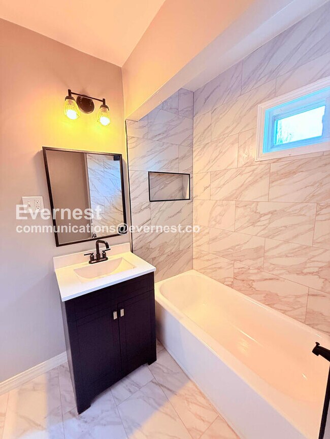 Building Photo - 3 Bed, 1 Bath Home with Fenced Yard / Vouchers Accepted / Available Now!