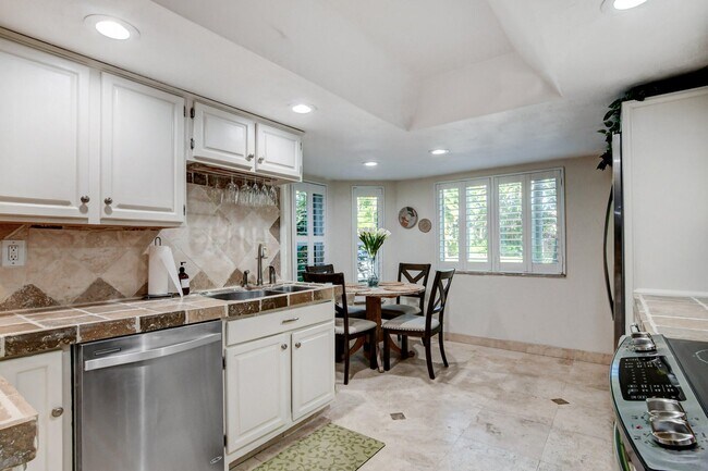 Building Photo - 20 Via Lago