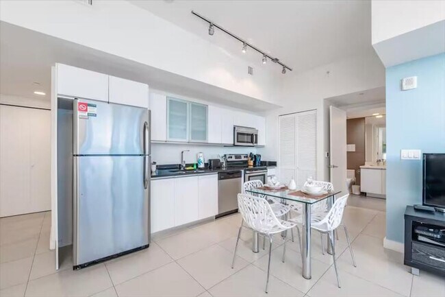 Building Photo - 6551 Collins Ave