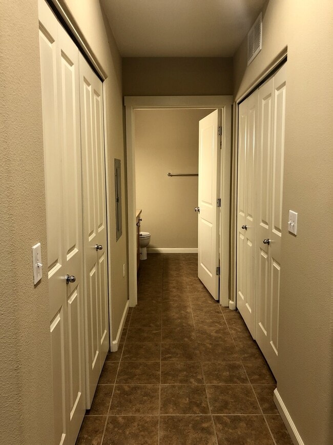 Building Photo - Cute 1BD Single Level Condo in Sherwood!  ...