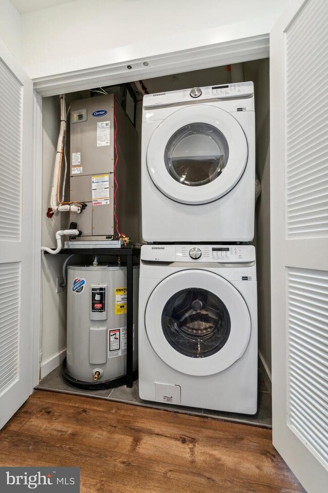 Building Photo - 6211 Woodbine Ave