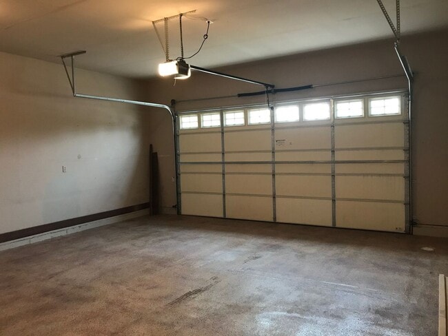 Building Photo - Beautiful 3 Bedroom 2 Bathroom House  **2 ...
