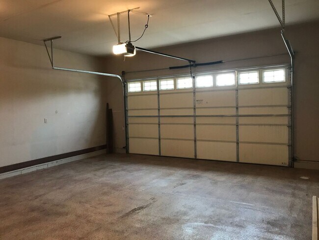 Building Photo - Beautiful 3 Bedroom 2 Bathroom House  **NE...