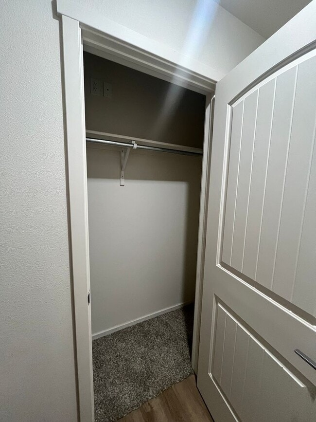 Building Photo - 1107 E La Brea Ave