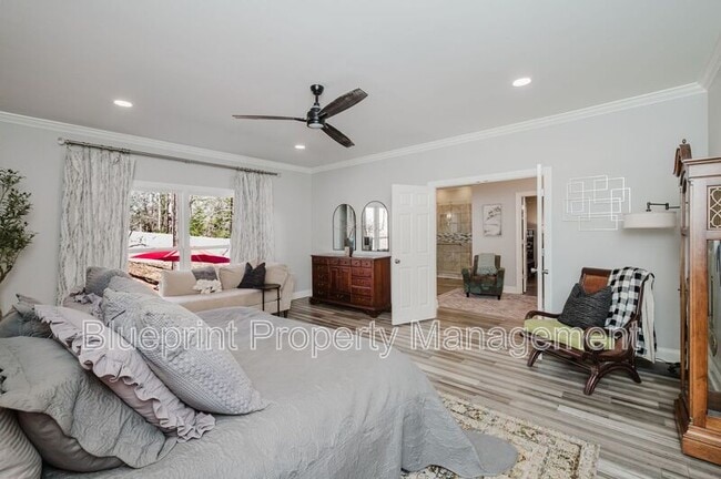 Building Photo - 5012 Wendover Dr