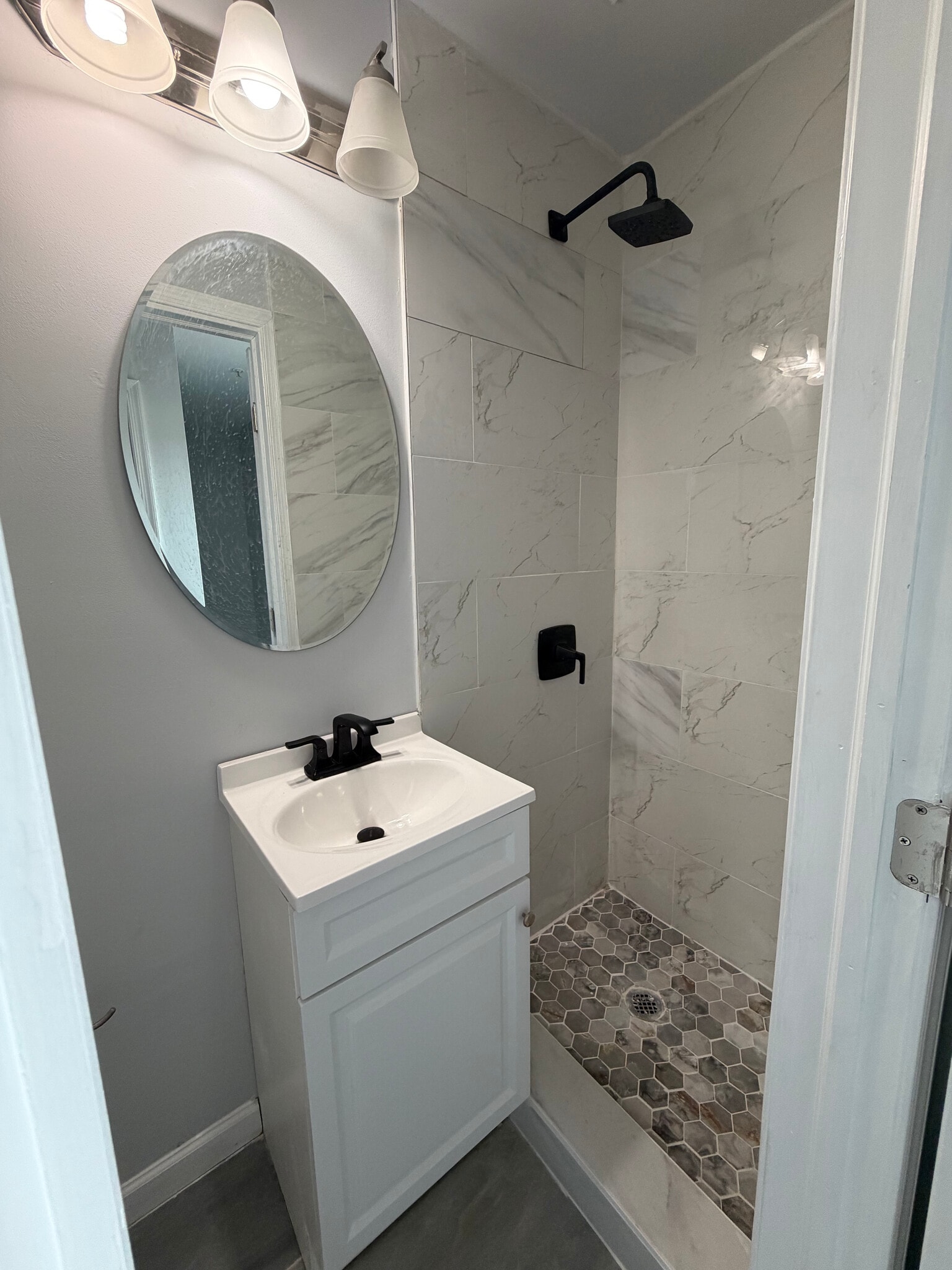 Full Bath 2 - 139 W Hamburg St