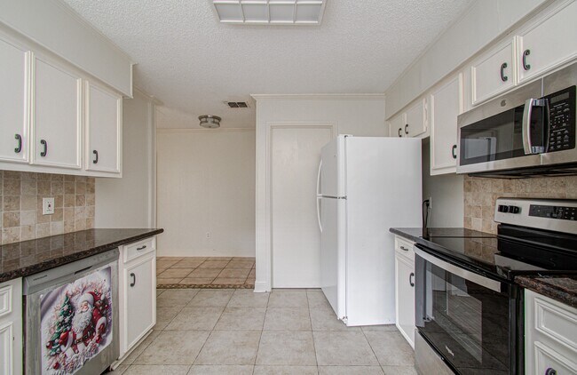 Building Photo - 823 S Ripple Creek Dr